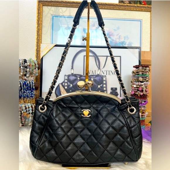 New Listing!!!
Elegant Black Quilted Genuine Leather Handbag - Picture 2 of 9